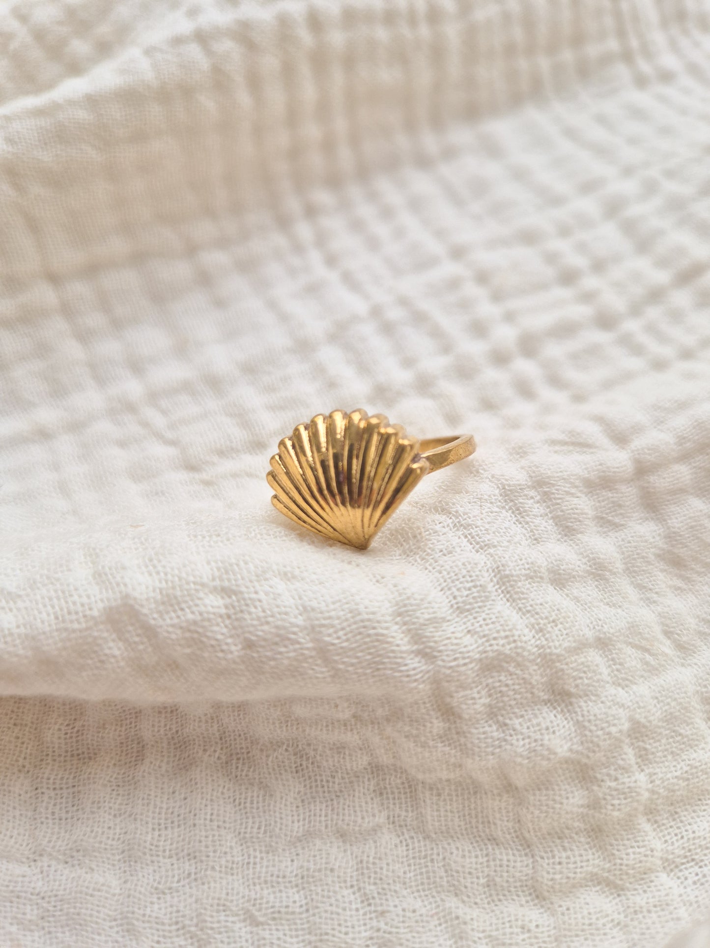 Maria shell brass ring