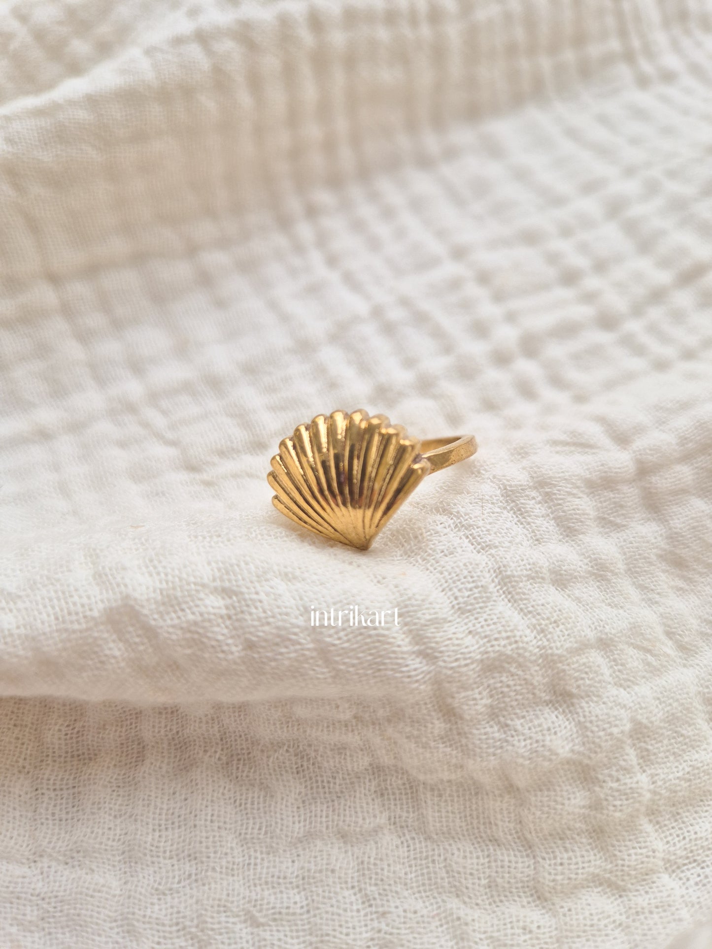 Maria shell brass ring
