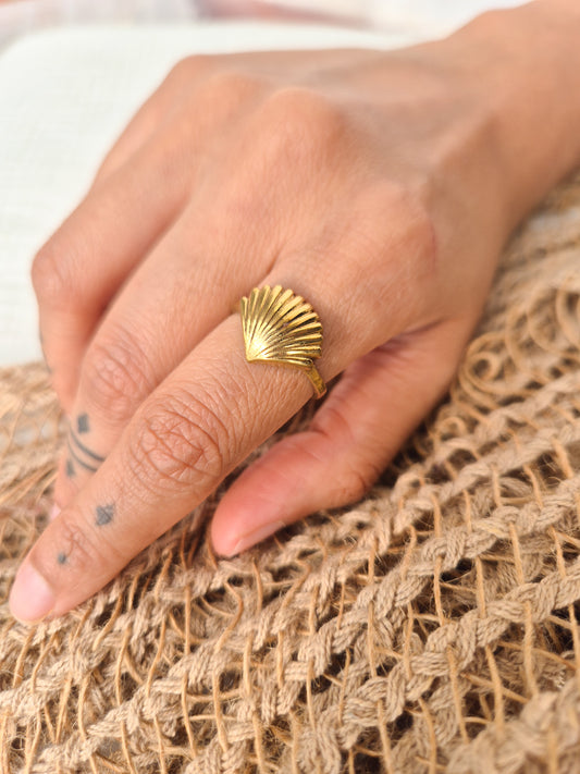 Maria shell brass ring