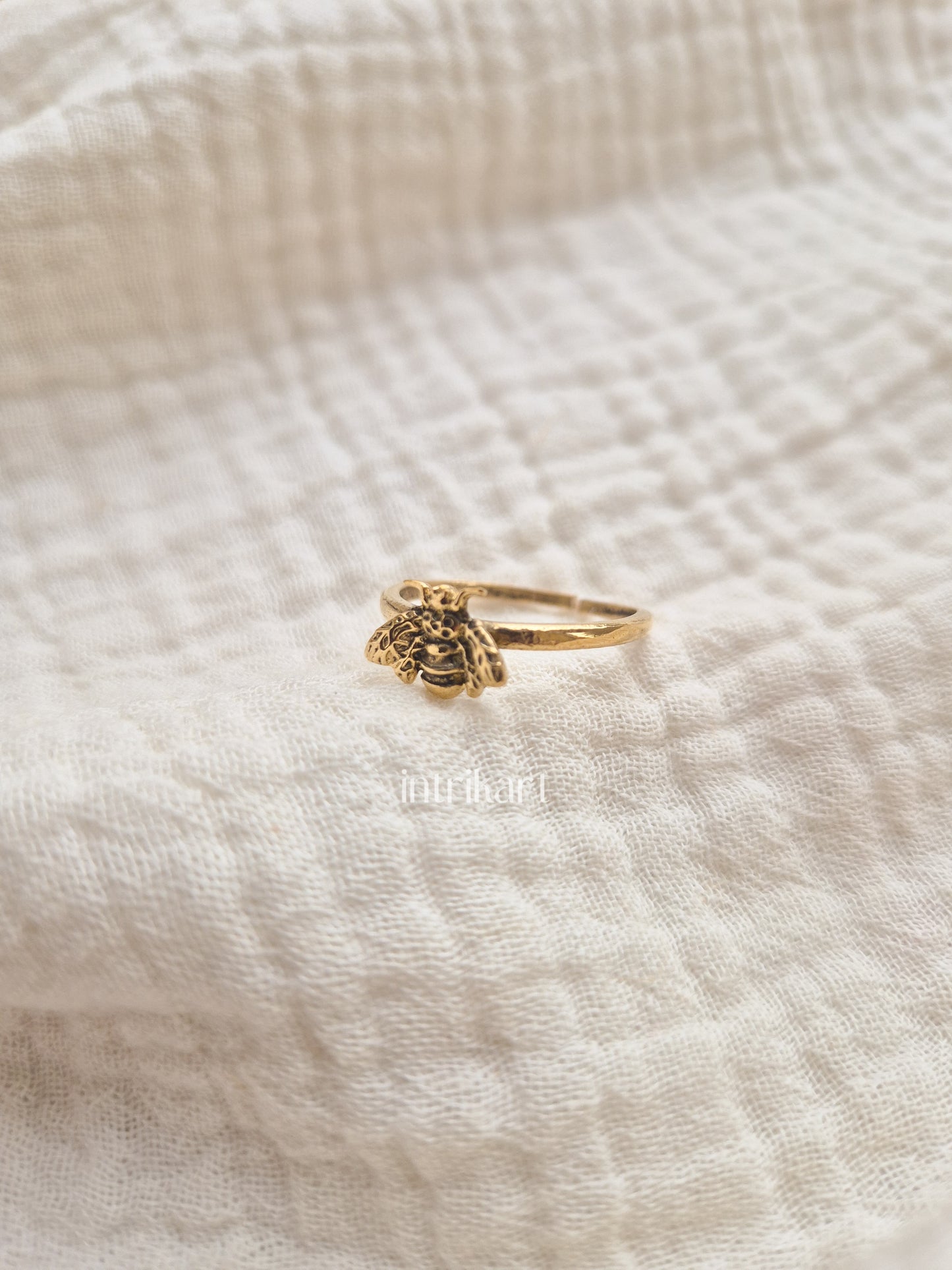 Bee brass ring