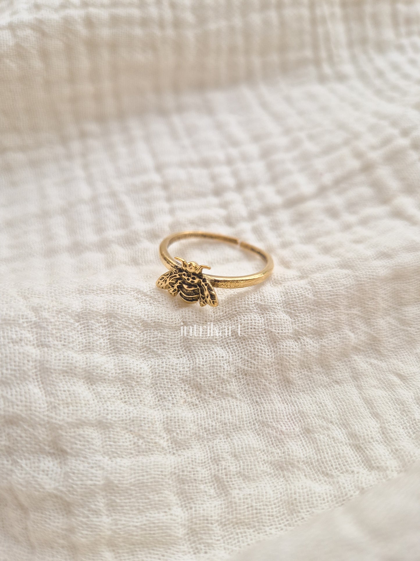 Bee brass ring